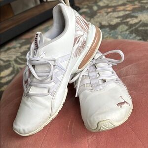 Puma White Athletic Shoes Sleek Design Versatile